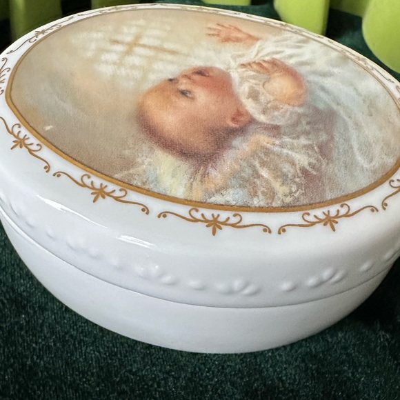 Porcelain trinket with cover by artist Katherine Andrews Fincher. - Picture 5 of 11